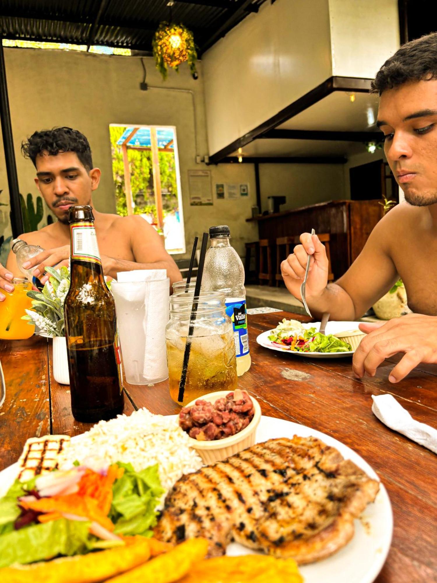 Hostal El Rio León Kültér fotó